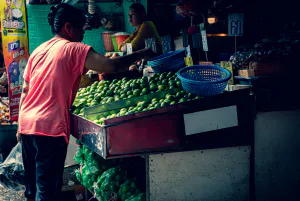 クロントゥーイ市場でみかんを吟味する女性