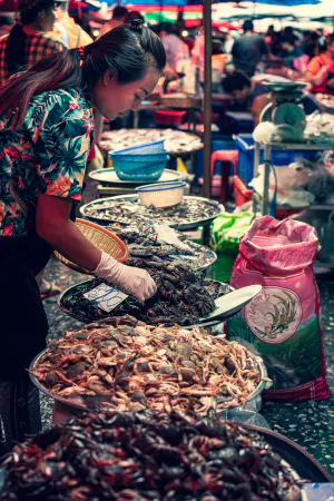 クロントゥーイ市場でカニとエビを売る女性