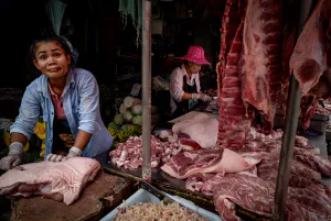 クロントゥーイ市場で働いていた目を見開いた女性の肉屋
