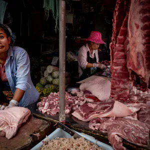 クロントゥーイ市場で働いていた目を見開いた女性の肉屋