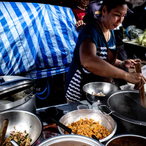 クロントゥーイ市場の屋台で麺を茹でる女性