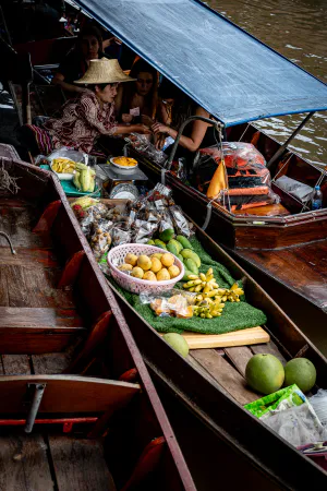 観光客に売るボートに乗った果物売り