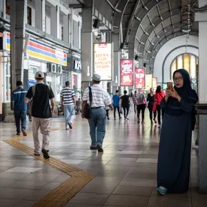 Woman wearing a chador in Jakarta Kota Station