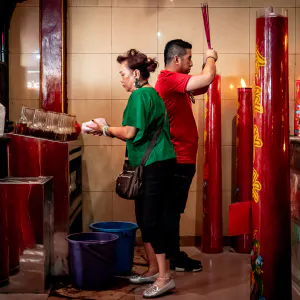 大史廟という中国寺院で参拝する男と女