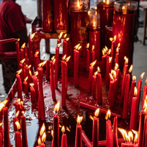 Many candles dedicated to Jin De Yuan
