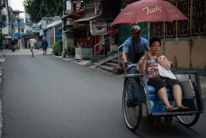 住宅街の中を走るベチャという自転車タクシー