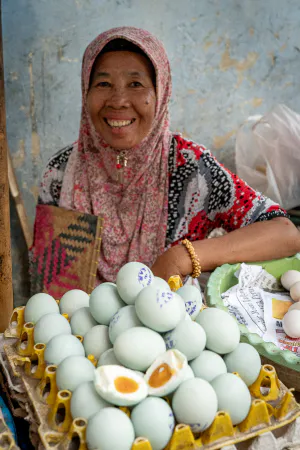 Woman selling boiled eggs in Kanoman market