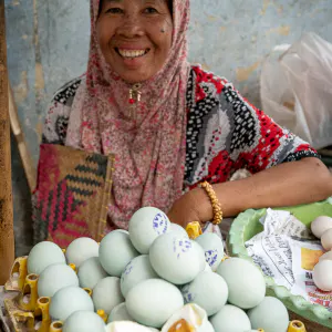 カノマン市場でゆで卵を売っていた女性