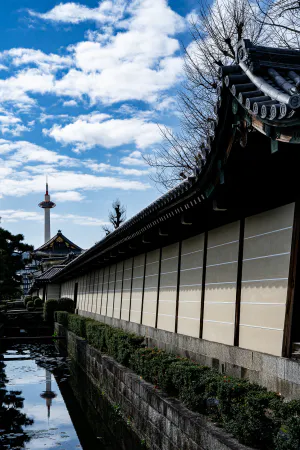 堀に写り込んだ京都タワー