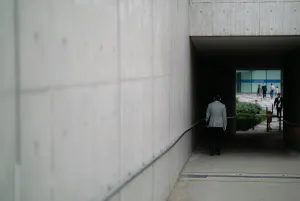 新宿イーストサイドスクエアの四角いトンネル