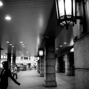 上野駅の柱の間を通り抜けた女性