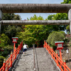 織姫神社の石段を駆け上がる高校生