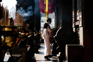 Couple paying at the Guan Yu Temple in Yokohama