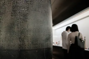 博物館で屹立するハンムラビ法典碑