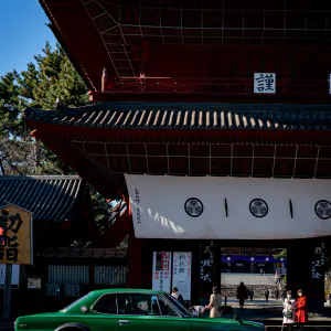 増上寺の三解脱門とレトロな車