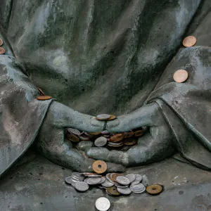 Offering money given to the zazen statue