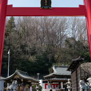 武州柿生琴平神社の鳥居とお宮参りに来た若夫婦