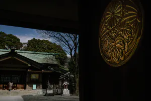大きな紋章のある東郷神社の扉
