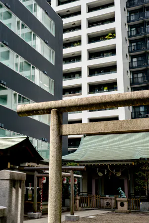 Torii of Miyamasu Mitake Shrine surrounded by buildings