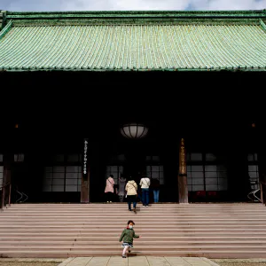 護国寺の本堂前を走り回る女の子