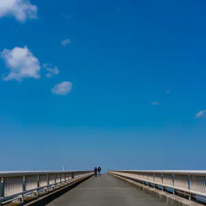 空へ向かって伸びる橋