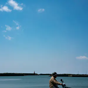 外川漁港を走るバイク