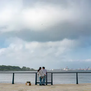 海を眺めるカップル