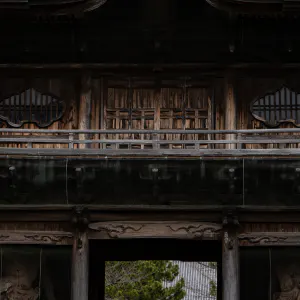 称名寺の仁王門の向こうに見える反橋