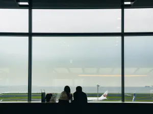 羽田空港の展望デッキから眺めるカップル