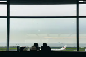 羽田空港の展望デッキから眺めるカップル
