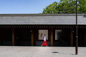 北海道神宮を歩く巫女
