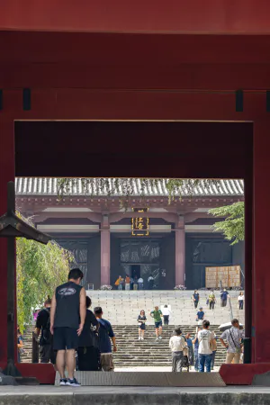 Man bowing over the Sangedatsu-mon Gate