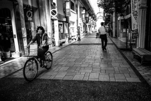 津山の商店街を走る自転車