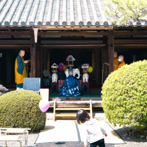 Child looking at the main hall of Jurin-in