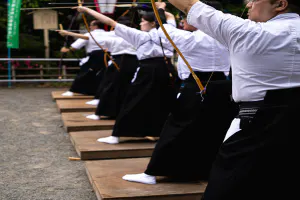 奉納弓道大会で弓を引く人たち