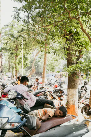 バイクの上で寝る男の子