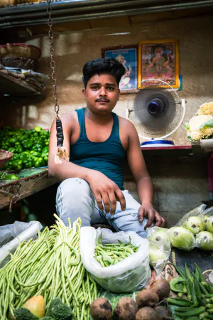 緑色の野菜を売る男