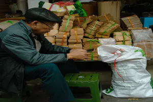 封筒を売る男