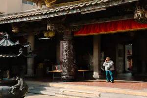 天后宮で手を合わす人