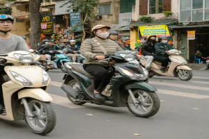 ハノイ旧市街を走るバイク