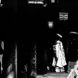 明治神宮の薄暗い廊下を歩く花嫁