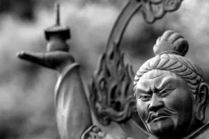 長谷寺に立つ険しい目つきの像