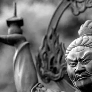 長谷寺に立つ険しい目つきの像
