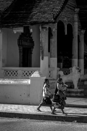 寺院の前を歩くシンを穿いた女の子