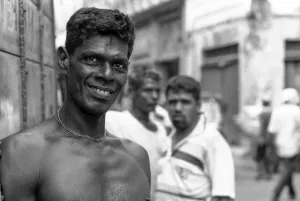 道端に立っていた上半身裸の男