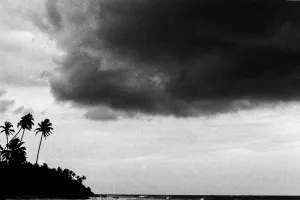 海の上に浮かぶ真っ黒な雲