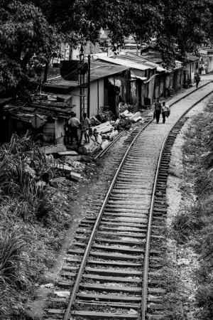 線路の上を歩く人影