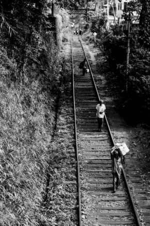 線路の上を歩く人々