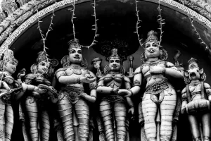 寺院の屋根に立ち並ぶヒンドゥー教の神様たち
