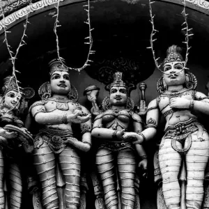 寺院の屋根に立ち並ぶヒンドゥー教の神様たち